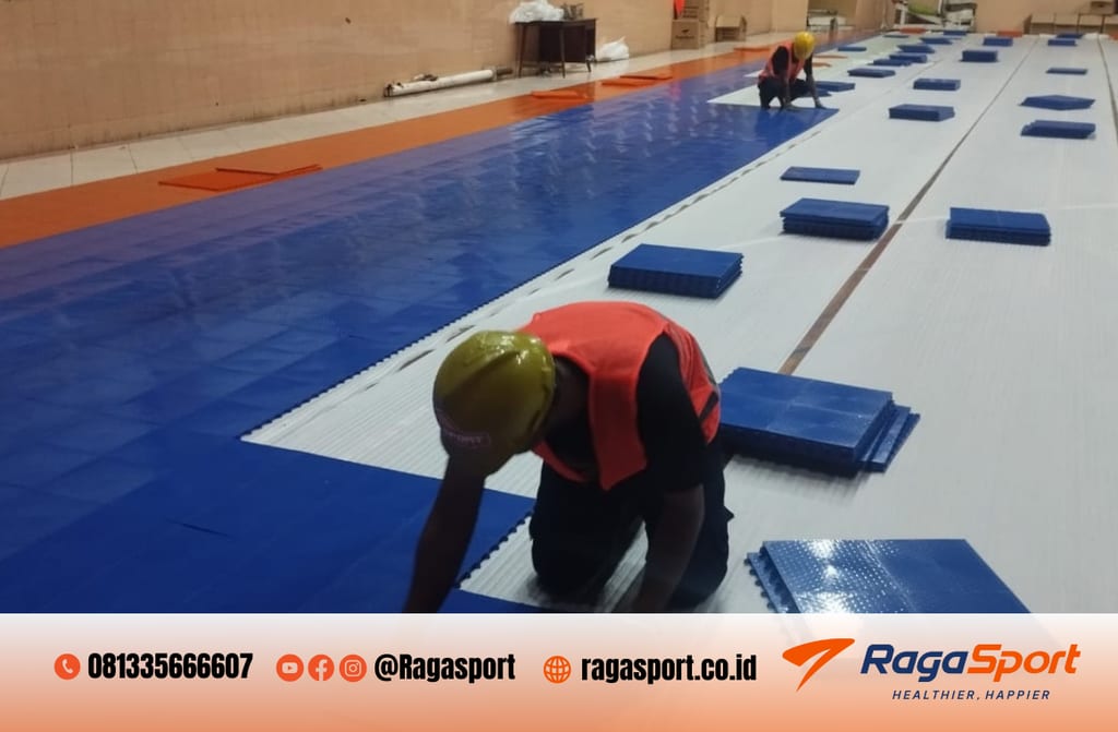 persiapan lapangan futsal interlock