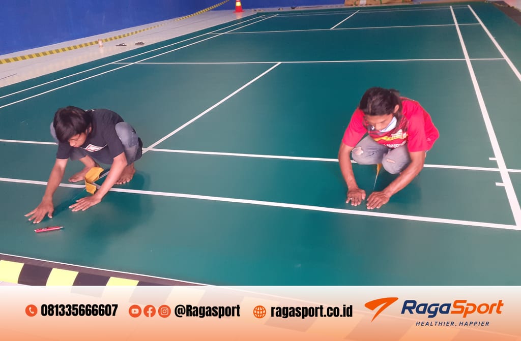 treatment merawat lapangan badminton