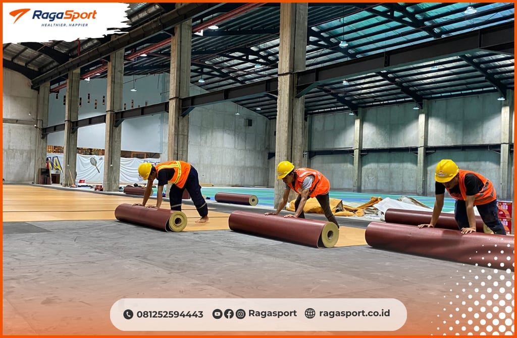 Kebutuhan fasilitas olahraga di Jabodetabek terus meningkat seiring gaya hidup sehat dan berkembangnya komunitas olahraga dan kebutuhan profesional dalam instansi. Namun, keterbatasan lahan membuat instansi, bisnis, maupun sport center harus lebih cerdas dalam merancang fasilitas serbaguna. Salah satu solusi terbaik adalah bagun lapangan multisport, yang bisa digunakan untuk banyak jenis olahraga. Konsep multifungsi bukan sekadar tren, tetapi solusi efisiensi lahan, biaya, sekaligus cara meningkatkan nilai bisnis. Meski begitu, pembangunan lapangan multifungsi tidak bisa dilakukan sembarangan. Ada standar teknis yang wajib dipenuhi agar lapangan aman, nyaman, dan tahan lama. Inilah kenapa tenaga ahli dari mitra kontraktor lapangan yang Anda pilih akan sangat berpengaruh. Kenapa Bangun Lapangan Multisport jadi Solusi?  Ada beberapa alasan kuat mengapa membangun lapangan multisport lebih efisien dibanding hanya satu fungsi saja, terutama untuk sekolah, kampus, maupun sport center di kawasan padat seperti Jabodetabek: Efisiensi Lahan: Dengan lahan terbatas, satu lapangan bisa digunakan untuk voli, basket, futsal, bahkan badminton dengan marking yang disesuaikan. Ini membuat penggunaan ruang jadi lebih optimal tanpa perlu menambah lahan baru. Hemat Biaya Investasi: Alih-alih membangun beberapa lapangan terpisah, cukup satu area dengan modular flooring dan multi-marking. Biaya konstruksi, material, dan pemeliharaan bisa ditekan hingga 30–40%. Fleksibilitas Event & Kegiatan: Instansi pendidikan atau sport center bisa menyelenggarakan berbagai jenis pertandingan dalam satu fasilitas. Hal ini meningkatkan daya tarik penyewa maupun komunitas olahraga. ROI Lebih Tinggi: Karena bisa dipakai untuk berbagai cabang olahraga, tingkat okupansi lapangan lebih tinggi, sehingga revenue lebih stabil. Cocok untuk sport center yang mengincar penyewaan harian maupun membership. Citra Modern & Profesional: Lapangan multisport dengan flooring modular dan pencahayaan standar internasional memberikan kesan premium. Bagi sekolah atau kampus, ini juga meningkatkan nilai fasilitas pendidikan dan branding institusi. Dengan bangun lapangan multisport, instansi di Jabodetabek bisa hemat biaya, hemat lahan, tapi tetap punya fasilitas kelas internasional. Tentunya kontraktor perngelaman yang Anda pilih akan mempengaruhi investasi ini! Kebutuhan Teknis saat Bangun Lapangan Multisport  Membangun lapangan multisport bukan sekadar menggambar garis tambahan di lantai. Dibutuhkan perencanaan teknis yang matang agar satu area benar-benar bisa dipakai untuk berbagai cabang olahraga tanpa mengorbankan kualitas maupun keselamatan pemain. Berikut poin penting yang wajib diperhatikan: 1. Modular Flooring & Multi-Marking Presisi Jenis flooring sangat memengaruhi kenyamanan, keamanan, dan fleksibilitas penggunaan. Flexipave: Ideal untuk outdoor, tahan cuaca, minim perawatan. Vinyl/PVC Sports Flooring: Cocok indoor, empuk, anti-slip, dan meredam benturan. Modular Interlock Tiles: Solusi serbaguna, bisa bongkar pasang untuk event tertentu, sekaligus tahan lama. Pemilihan flooring harus disesuaikan dengan lokasi (indoor/outdoor), intensitas pemakaian, serta budget yang Anda miliki. Dengan begitu proses bangun lapangan multisport akan lebih terarah dan tepat sasaran. 2. Subfloor & Sistem Drainase Subfloor dan drainase merupakan bagian paling krusial dalam sebuah proyek pembanguna lapangan. Karena keduanya berpengaruh terhadap kualitas, kenyamanan, dan umur pakai dari lapangan itu sendiri. Setidaknya spesifikasi ini harus tercapai: Subfloor harus rata, kuat, dan memiliki slope 0,5–1% agar air mengalir lancar. Gunakan base layer batu pecah + pasir urug + beton bertulang agar lapangan tidak cepat retak. Tambahkan sistem anti-lembap untuk iklim Jabodetabek yang lembap dan curah hujan tinggi. Untuk outdoor, kemiringan subfloor minimal 1–2% ke arah drainase perimeter agar air tidak menggenang. Lapisan base harus stabil: kombinasi beton reinforced + epoxy coating untuk indoor, atau aspal porous + sealant khusus untuk outdoor. 3. Struktur & Equipment Fleksibel Proyek lapangan multisport harus dirancang dengan struktur yang kokoh namun tetap fleksibel agar bisa mengakomodasi berbagai cabang olahraga. Perencanaan yang matang pada aspek ini akan mengurangi biaya renovasi di masa depan dan menjaga kualitas permainan. Beberapa poin teknis yang wajib diperhatikan adalah: 3.1. Struktur Baja & Perimeter Tergantung jenis lapangan yang dibangun, struktur harus disesuaikan dengan kebutuhannya. Misal untuk kebutuhan outdoor, gunakan canopy baja ringan dengan tensile membrane (atap kain PVC/PTFE) untuk melindungi dari panas & hujan, sekaligus menambah umur flooring. Perimeter bisa menggunakan pagar wire mesh galvanis 4 mm atau tempered glass dengan frame aluminium anodized agar lapangan terlihat modern dan aman. Tentu berbeda jika berada di dalam GOR atau aula, struktur bangunan harus disesuaikan dengan kebutuhan jenis dan penggunaannya 3.2. Equipment Fleksibel Saat bangun lapangan multisport pastikan mengguakan equipment fleksibel yang berkualitas, untuk penggunaan yang lebih efisien dan multi fungsi. Beberapa rekomendasi terbaik seperti: Tiang Net Voli & Badminton:  Gunakan sistem sleeve socket tanam di subfloor beton dengan cover plate flush, sehingga ketika tidak digunakan, permukaan lapangan tetap rata dan aman. Penggunaan baja galvanis dengan powder coating anti-karat lebih direkomendasikan. Ring Basket: Pilihan terbaik adalah hydraulic foldable system atau wall-mounted retractable system, yang memungkinkan ring dipindahkan atau dilipat. Backboard tempered glass tebal 12 mm sesuai standar FIBA, dilengkapi padding pelindung untuk keamanan pemain. Gawang Futsal/Mini Soccer: Disarankan model portable dengan wheel system agar mudah dipindahkan. Pastikan dilengkapi anchor atau pemberat agar tidak mudah bergeser saat digunakan. 3.3. Storage & Mobilitas Equipment Jangan lupa untuk mediakan ruang khusus untuk penyimpanan equipment portable (net, gawang, ring basket lipat). Gunakan trolley sistem modular agar peralatan bisa dipindahkan dengan cepat sesuai kebutuhan event. Dengan struktur dan equipment yang dirancang fleksibel sejak awal, lapangan multisport akan lebih efisien digunakan, minim downtime saat pergantian cabang olahraga, serta memiliki umur pakai lebih panjang. 4. Pencahayaan Serbaguna Jika Anda ingin bangun lapangan multisport yang dapat digunakan juga di malam hari, aspek pencahayaan penting untuk diperhatikan. Adapun standarnya adalah: Standar lux berbeda untuk tiap cabang olahraga (voli: 500–750 lux, basket: 750–1000 lux, futsal: 500–750 lux).  Penggunaan sistem pencahayaan sebaiknya menggunakan LED adjustable dengan distribusi merata dan glare index rendah (<30). Untuk indoor, gunakan lampu dengan color rendering index (CRI) ≥80 agar pantulan bola mudah dilihat. Instalasi listrik harus mendukung smart control untuk mengatur intensitas sesuai event (latihan, pertandingan, turnamen). 5. Sirkulasi Udara  Sirkulasi udara juga penting untuk memastikan kenyamanan pengguna dan penonton, hal ini tentu sangat mempengaruhi kredibilitas bisnis dan loyalitas pengguna. Beberapa saran yang bisa dilakukan profesional saat bangun lapangan multisport diantaranya: Indoor multisport court memerlukan kombinasi mechanical ventilation + exhaust fan agar udara segar terus berganti. Jika ber-AC, gunakan sistem HVAC dengan zoning control agar hemat energi. Tribun mini atau seating area harus memperhatikan jarak pandang (minimum 1,2 m di atas permukaan lapangan) dan dilengkapi safety railing. Dengan memenuhi aspek teknis di atas, lapangan multisport tidak hanya sekadar serbaguna, tetapi juga efisien, tahan lama, serta siap mengakomodasi event profesional maupun komunitas. Solusi Profesional dari RagaSport  Membangun lapangan multifungsi membutuhkan pengalaman dan pemahaman teknis yang mendalam. RagaSport hadir sebagai kontraktor spesialis dengan keunggulan: Pengalaman luas: membangun lapangan olahraga di berbagai kota besar Indonesia, termasuk Jabodetabek. Standar internasional: menggunakan material sesuai sertifikasi FIVB (voli), FIBA (basket), dan FIFA (futsal). RAB transparan: estimasi biaya jelas sejak awal, tanpa biaya tersembunyi. Desain 3D interaktif: klien bisa melihat gambaran lapangan sebelum pembangunan. Aftersales support: maintenance berkala untuk memastikan lapangan tetap prima. Siap Bangun Lapangan Multisport? Lapangan multisport adalah solusi cerdas untuk sekolah, kampus, dan sport center di Jabodetabek. Dengan satu fasilitas, Anda bisa mengakomodasi lebih banyak cabang olahraga, meningkatkan efisiensi lahan, sekaligus menambah nilai bisnis. Namun, kesuksesan proyek ini ditentukan oleh detail teknis dan kontraktor yang Anda pilih, kesalahan kecil bisa berujung biaya besar di kemudian hari. Jika Anda berencana membangun lapangan multisport di Jabodetabek, percayakan pada tim profesional RagaSport. Kami siap membantu mulai dari desain, konstruksi, hingga maintenance dengan standar internasional. Hubungi kami sekarang untuk konsultasi gratis dan dapatkan RAB transparan untuk proyek Anda.